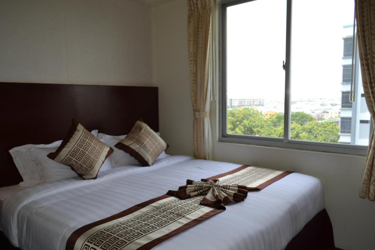 Hotel Broadway Yangon Exterior photo