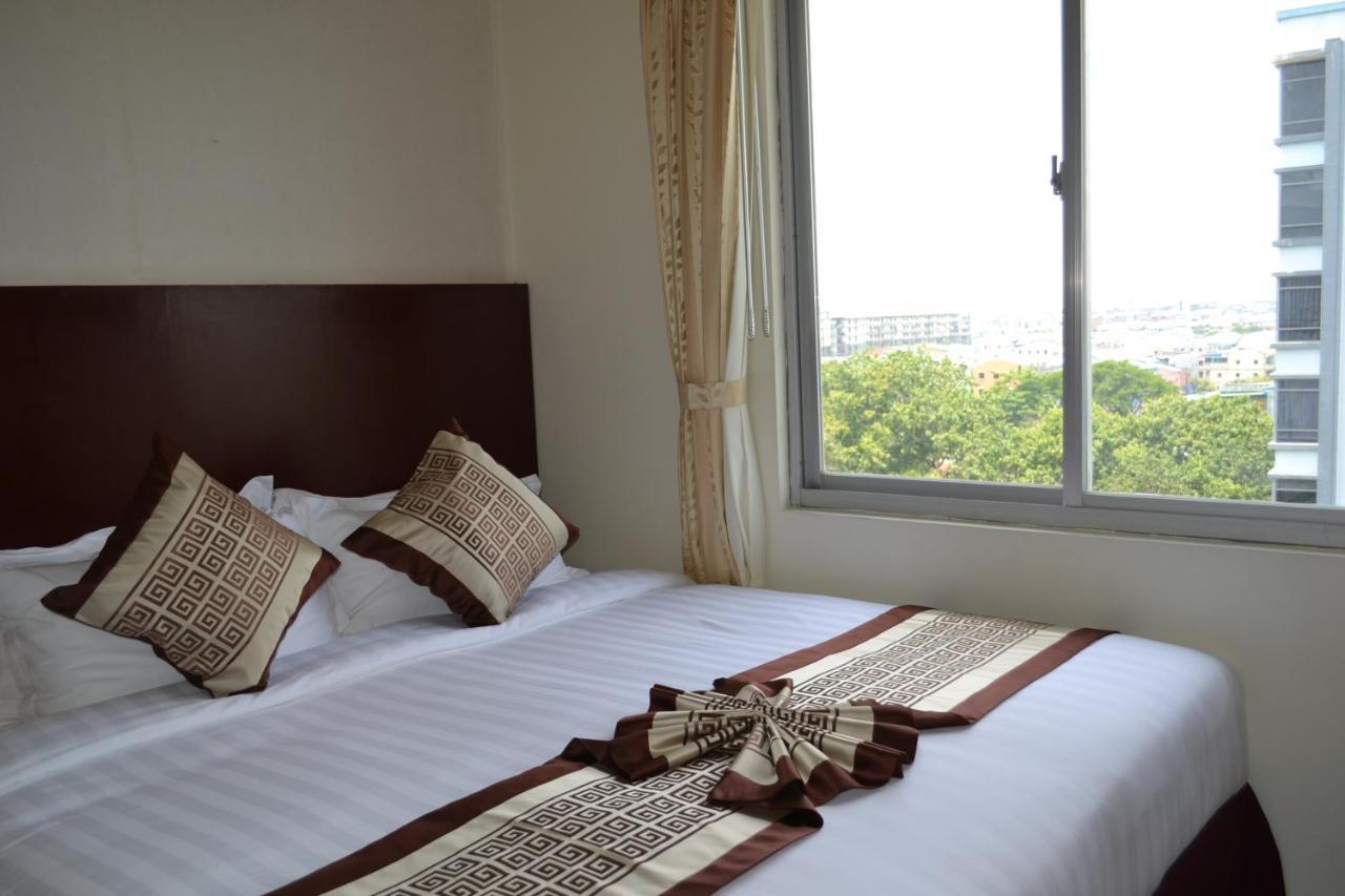 Hotel Broadway Yangon Exterior photo