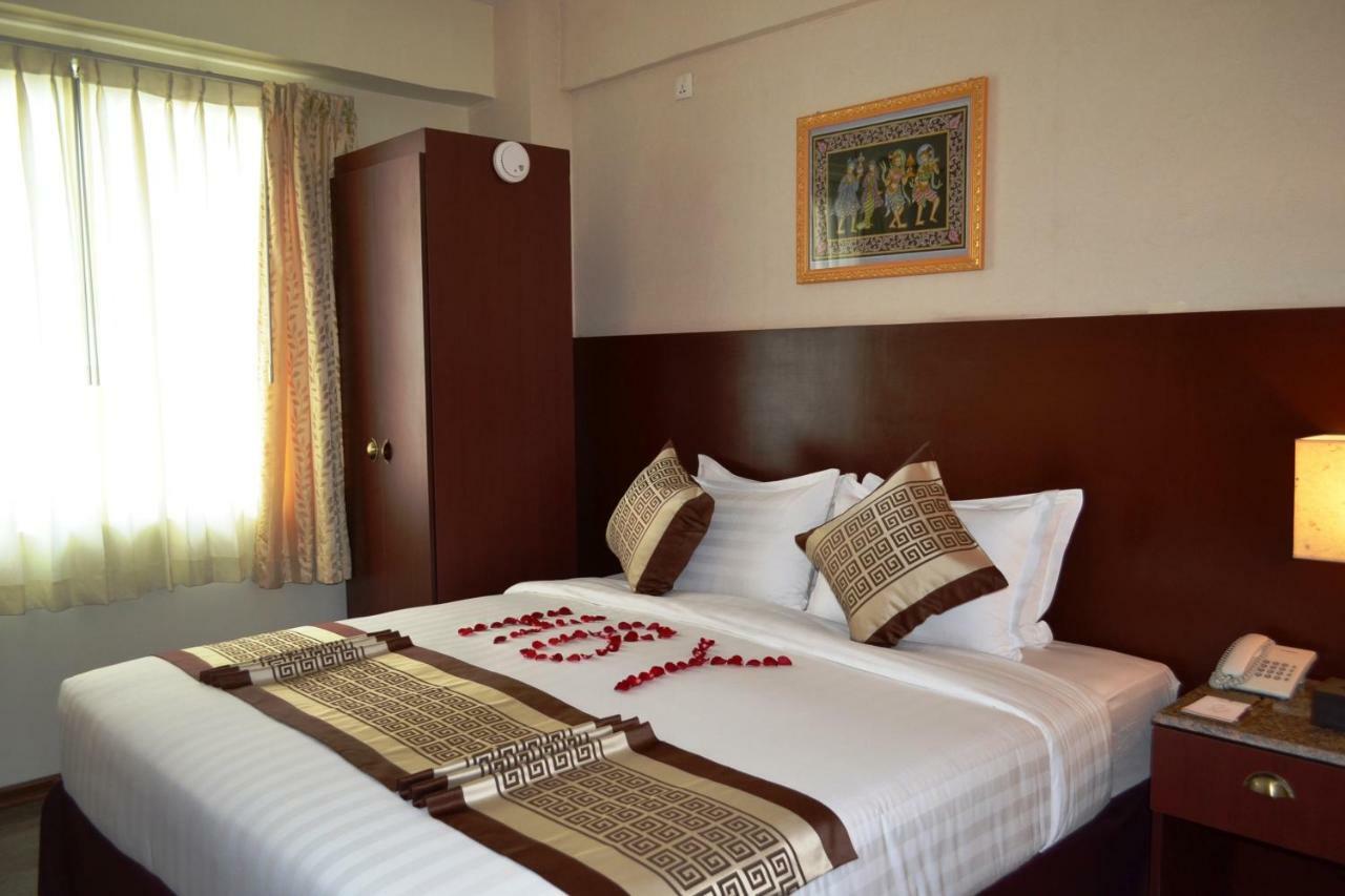 Hotel Broadway Yangon Exterior photo