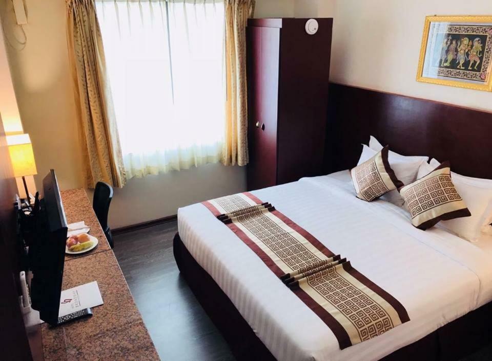 Hotel Broadway Yangon Exterior photo